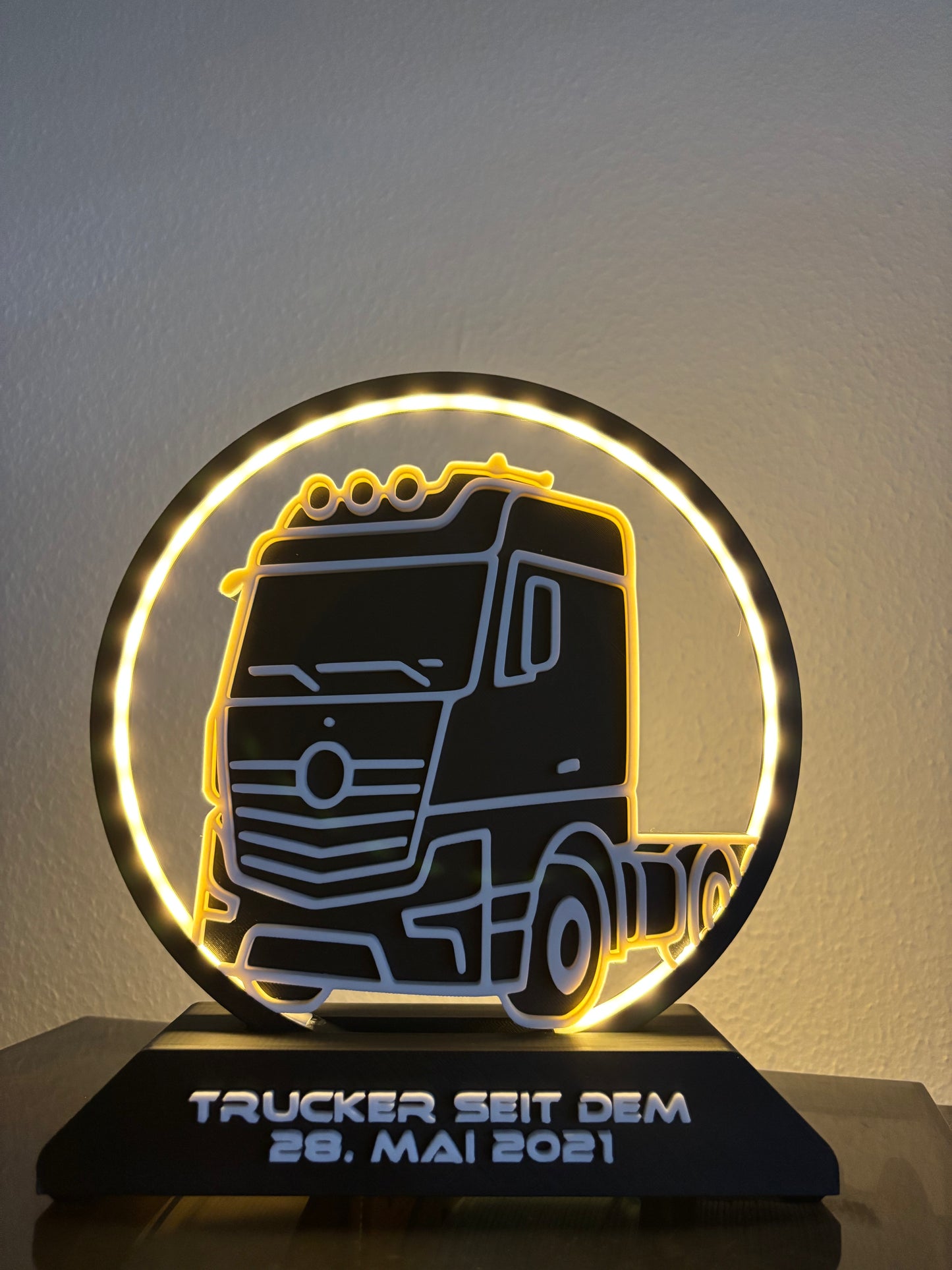 LED-Ringleuchte im LKW-Design inkl. Wunschtext - 3D-gedruckt